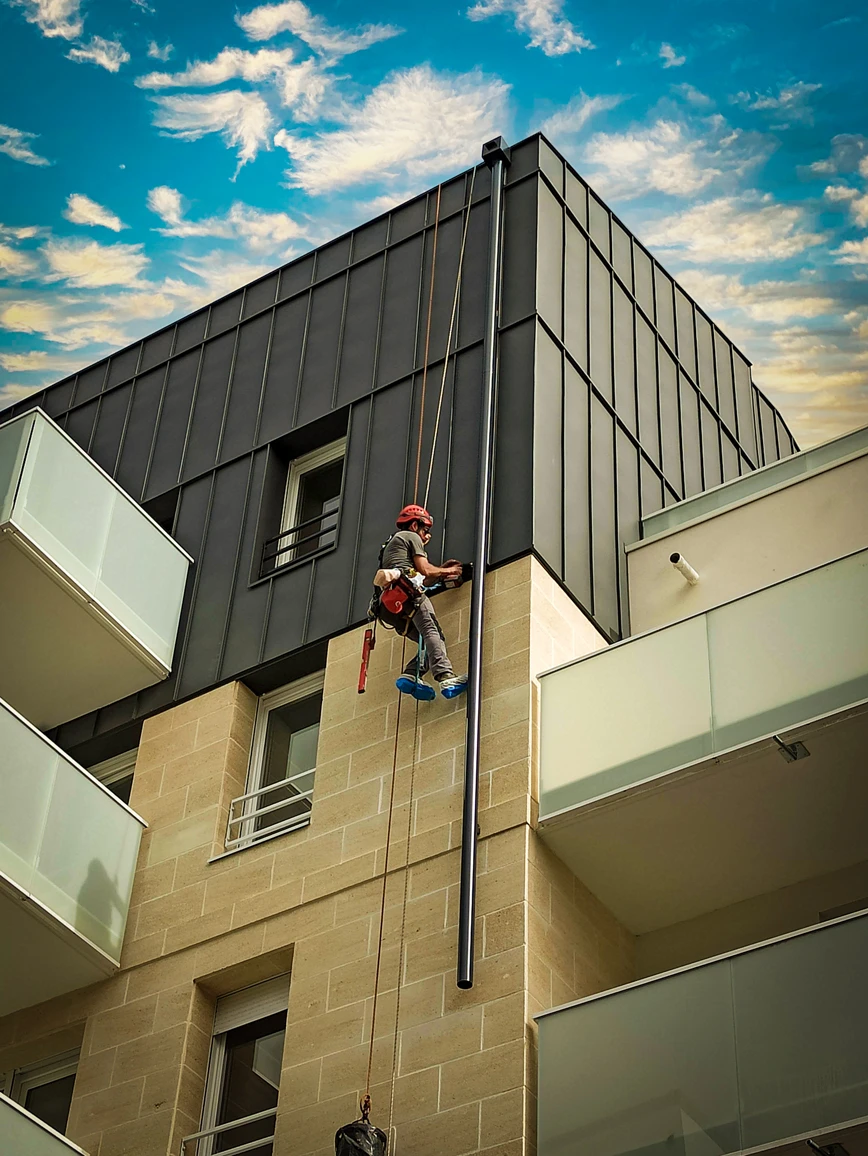 Pose de descentes d’eaux pluviales sur une résidence neuve